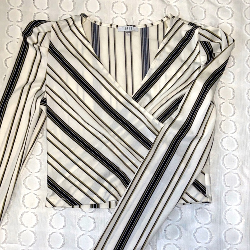 Surplise puffy shoulder top